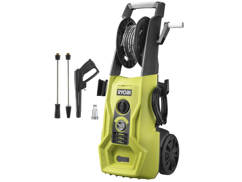 Na obrazie znajduje się myjka ciśnieniowa w kolorze zielonym z czarnymi elementami, z widocznym logo \'RYOBI\'. Obok myjki znajdują się różne akcesoria, takie jak lanca, pistolet natryskowy i dysze.