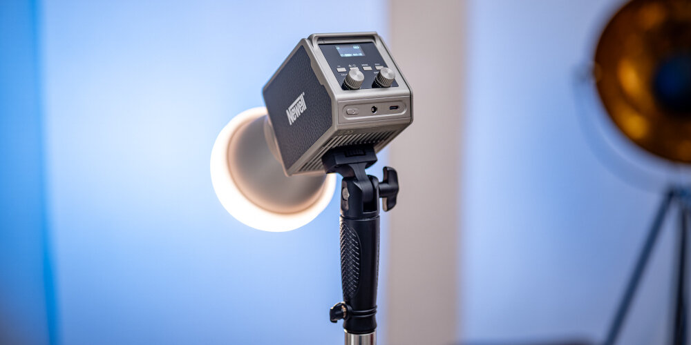 LAMPA LED NEWELL ZORA 60 WB (2700 - 6500 K) Lampa LED Newell z zamontowanym silikonowym dyfuzorem stoi na uchwycie, widoczny jest panel sterowania z wyświetlaczem kv lifestyle początek opisu sekcja nagłówkowa