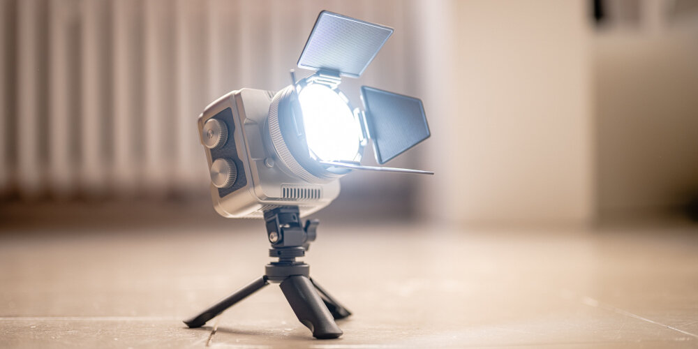 LAMPA LED NEWELL ZORA MINI 40 RGB kv lifestyle początek opisu sekcja nagłówkowa