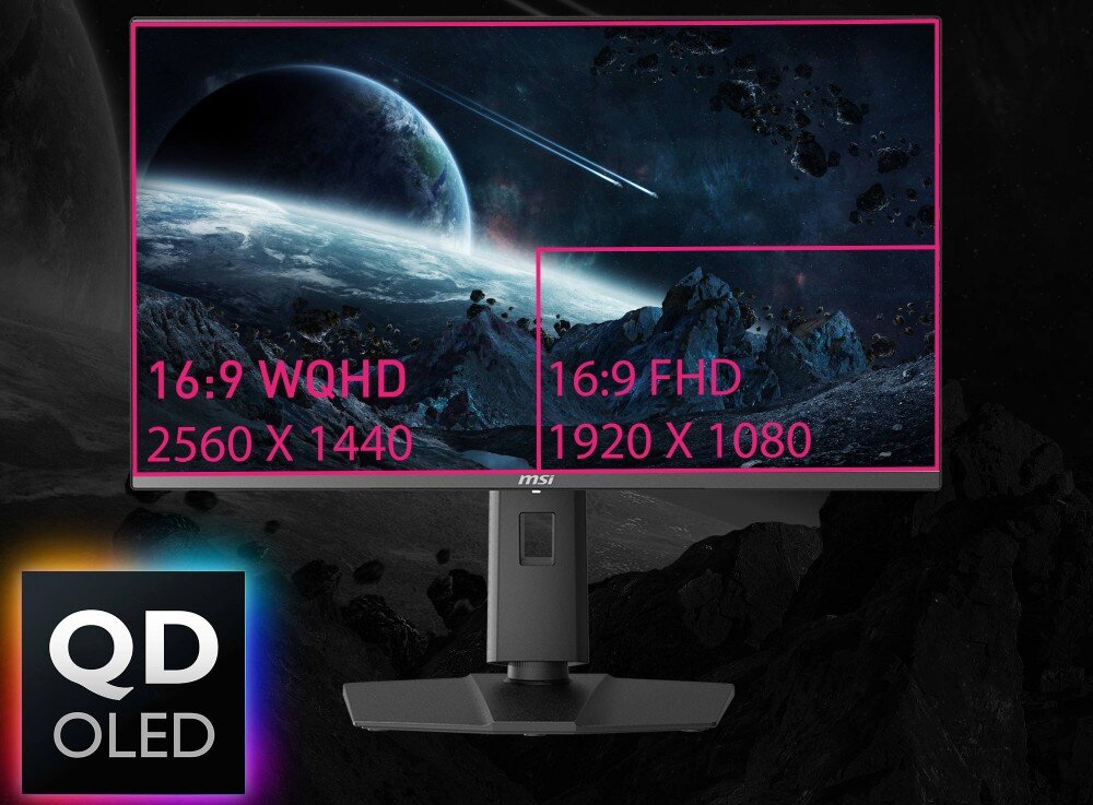 Monitor wyświetla obraz kosmosu z planetą i asteroidami, z nałożonymi napisami: \'16:9 WQHD 2560 X 1440\' oraz \'16:9 FHD 1920 X 1080\'. W lewym dolnym rogu widoczne jest logo \'QD OLED\'.