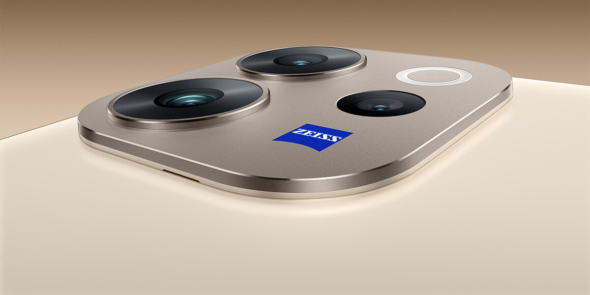 Zbliżenie na moduł aparatu smartfona z trzema obiektywami i logo ZEISS na metalicznej powierzchni.
