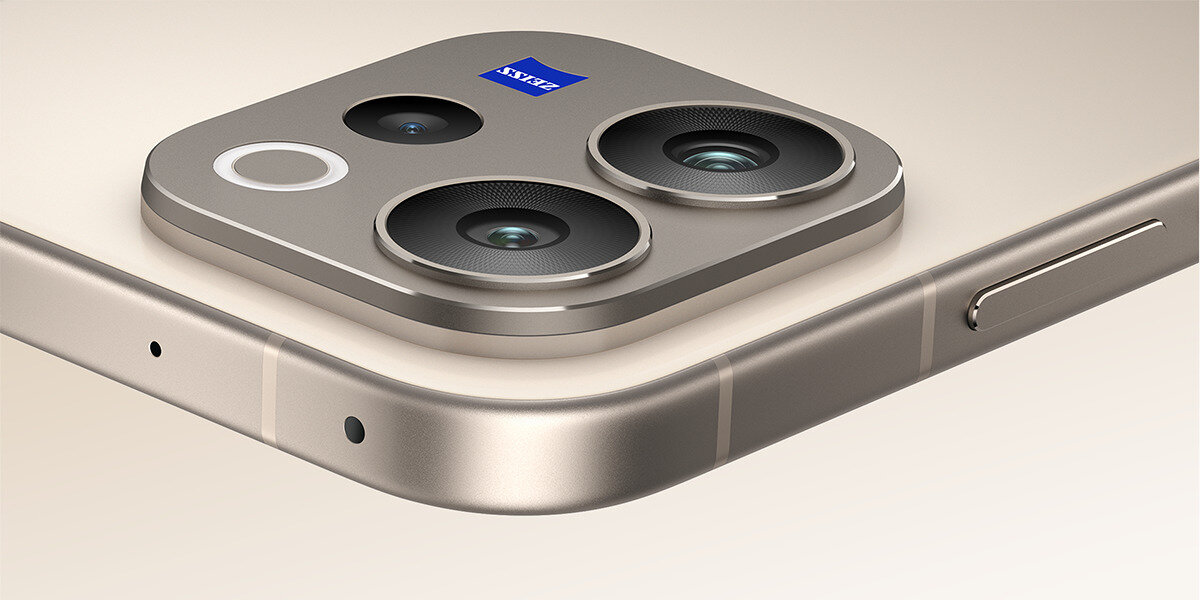 Zbliżenie na moduł aparatu smartfona z trzema obiektywami i logo \'ZEISS\'.