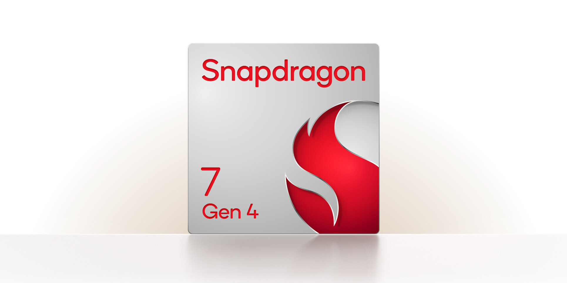 Obraz przedstawia logo z napisem \'Snapdragon 7 Gen 4\' na szarym tle z czerwonym elementem graficznym.