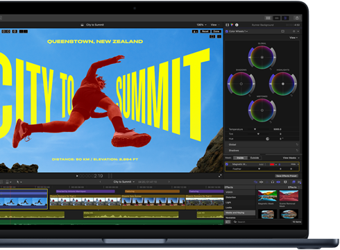 Na ekranie laptopa wyświetlony jest program do edycji wideo z widocznym projektem o nazwie \'CITY TO SUMMIT\'. W tle widać osobę skaczącą na tle nieba, a na górze ekranu znajduje się tekst \'QUEENSTOWN, NEW ZEALAND\'.