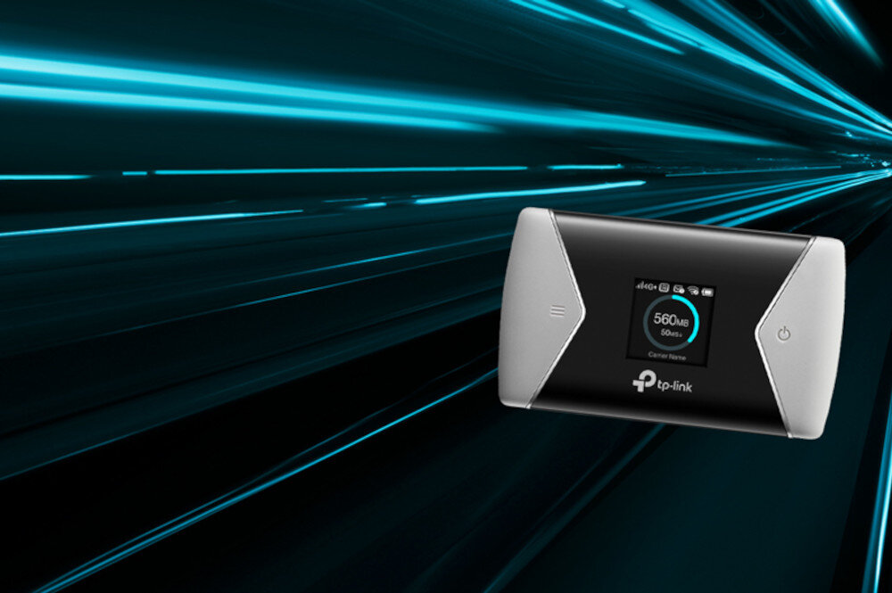 Na obrazie widoczny jest czarno-srebrny router z wyświetlaczem, na którym pokazano prędkość 560 Mb/s. W tle znajduje się dynamiczna grafika z niebieskimi liniami, a na urządzeniu widnieje logo \'tp-link\'.