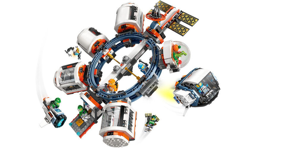 Zestaw LEGO przedstawia modułową stację kosmiczną z kilkoma segmentami i figurkami astronautów. Widoczne są elementy takie jak panele słoneczne, kopuły i różne moduły stacji.