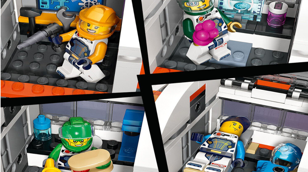 Cztery sceny przedstawiające figurki LEGO w różnych sytuacjach na stacji kosmicznej. Widać m.in. figurki w kaskach, z narzędziami oraz w kombinezonach kosmicznych.