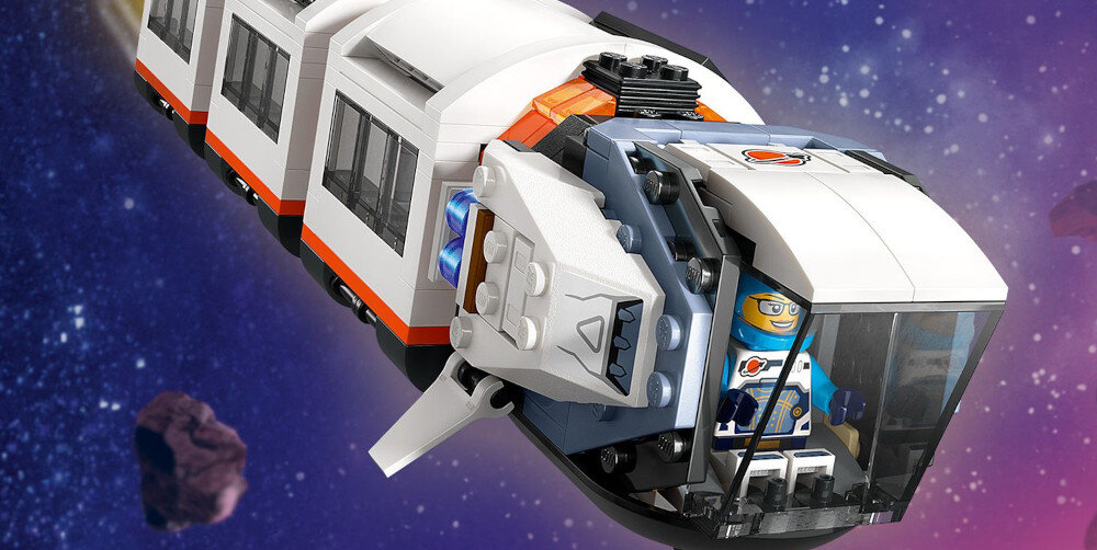 Zestaw LEGO przedstawiający modułowy pojazd kosmiczny z przezroczystą kabiną, w której znajduje się figurka astronauty. W tle widoczne są elementy kosmosu, takie jak gwiazdy i asteroidy.