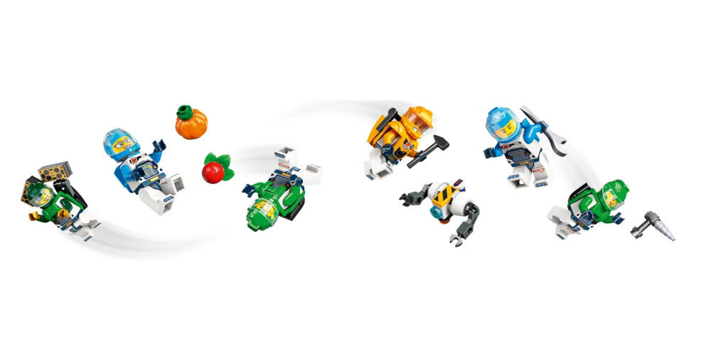 Na obrazie znajduje się kilka figurek LEGO w skafandrach kosmicznych oraz akcesoria takie jak pomarańczowy i czerwony owoc. Figurka w żółtym skafandrze trzyma narzędzie, a obok niej znajduje się mały robot.