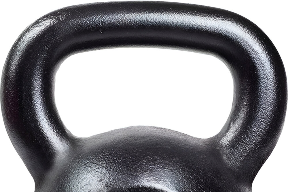 Czarny kettlebell z metalicznym połyskiem, widoczna jest jego górna część z uchwytem.