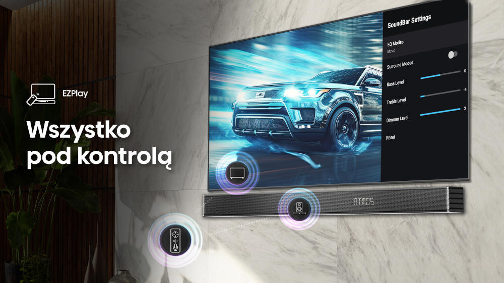 Na ścianie wisi telewizor z dynamicznym obrazem samochodu, obok którego widoczne są ustawienia SoundBar. Po lewej stronie znajduje się tekst \'Wszystko pod kontrolą\' oraz ikona EZPlay.