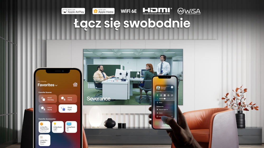 Na obrazie widoczny jest telewizor wyświetlający scenę z biura oraz dwa smartfony z aplikacjami do sterowania domem. Nad telewizorem znajduje się tekst \'Łącz się swobodnie\' oraz logotypy Apple AirPlay, Apple Home, WiFi 6E, HDMI i WiSA.
