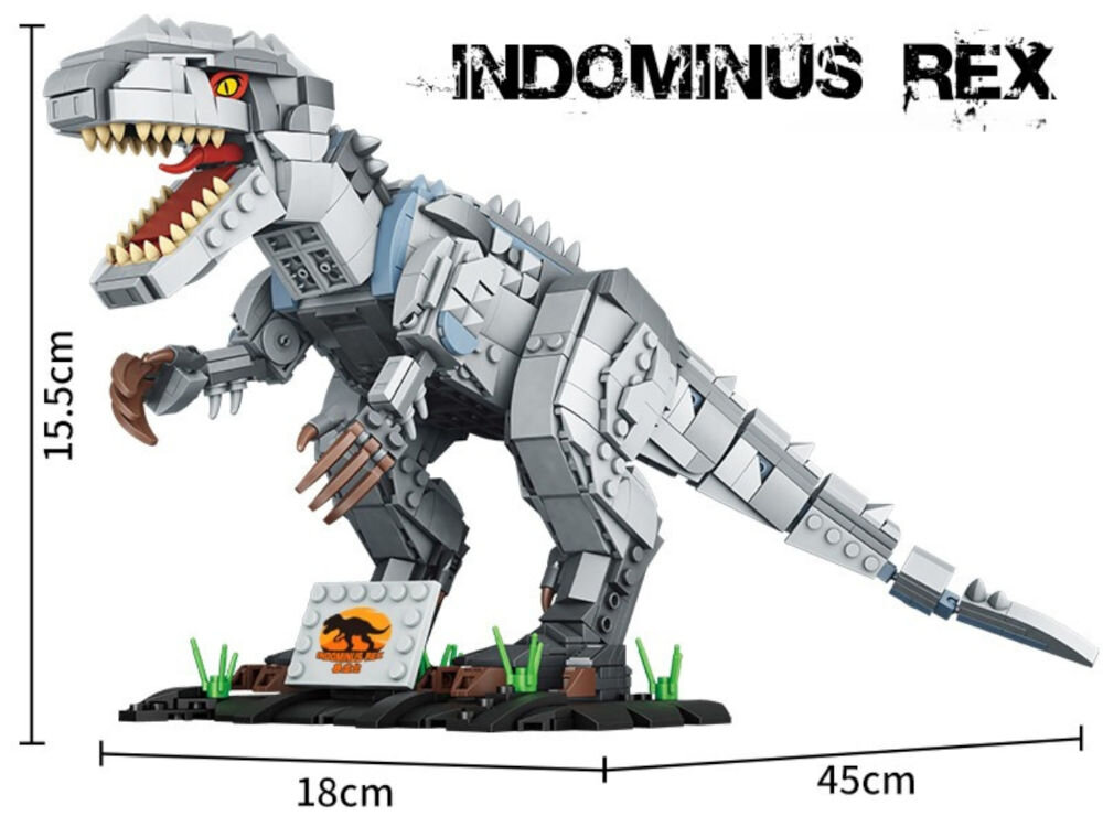 Model dinozaura z klocków plastikowych w kolorze szarym z brązowymi elementami, o wymiarach 15.5 cm wysokości, 18 cm szerokości i 45 cm długości. Na obrazie widoczny jest napis \'INDOMINUS REX\'.