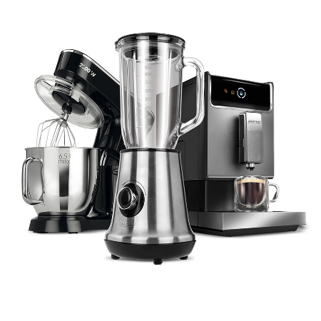 Na obrazie widoczne są trzy urządzenia kuchenne: mikser z misą, blender oraz ekspres do kawy z filiżanką. Mikser ma metalową misę z miarką, a blender posiada szklany dzbanek z miarką i metalową podstawę.