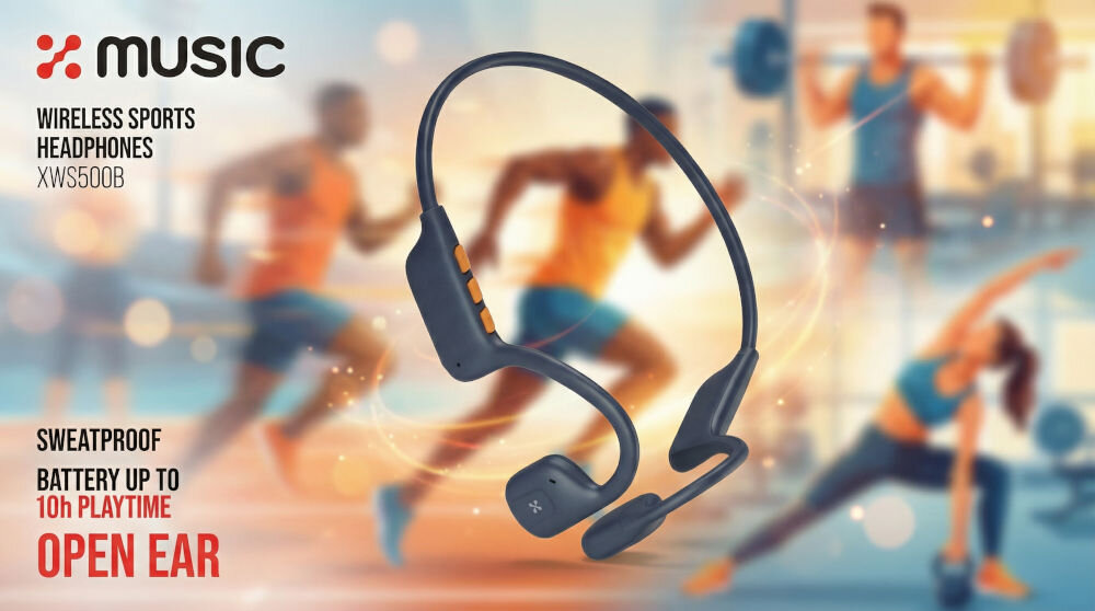 Na pierwszym planie widoczne są słuchawki powietrzne w kolorze niebieskim z pomarańczowymi elementami. W tle rozmazane sylwetki osób uprawiających sport oraz tekst: \'MUSIC\', \'WIRELESS SPORTS HEADPHONES XWS500B\', \'SWEATPROOF BATTERY UP TO 10h PLAYTIME OPEN EAR\'.