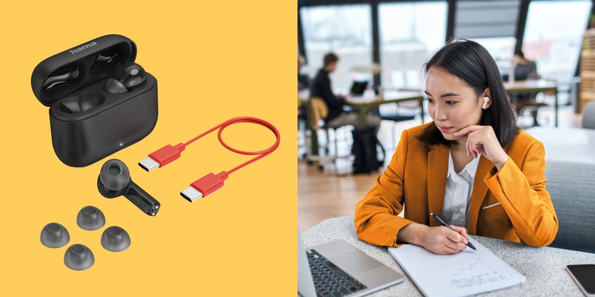 Po lewej stronie widoczne są czarne słuchawki dokanałowe z etui ładującym, dodatkowe gumki oraz czerwony kabel USB-C. Po prawej stronie kobieta w pomarańczowej marynarce siedzi przy stole z laptopem i notatnikiem.