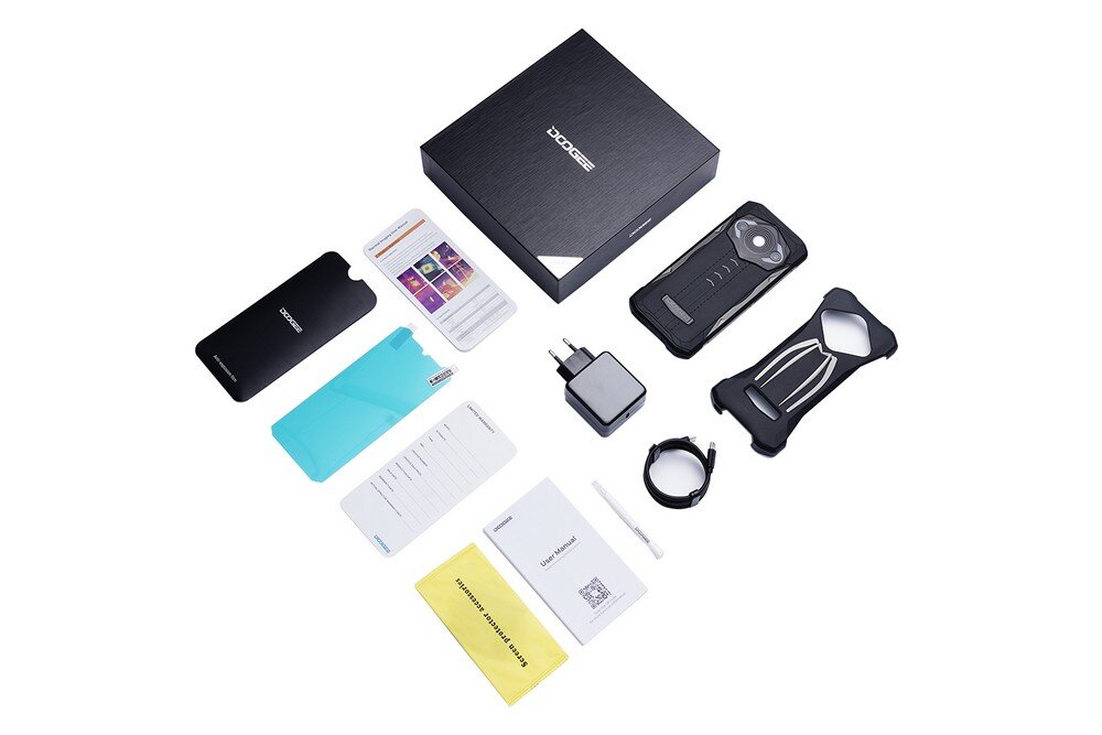 Zestaw zawiera czarne pudełko z logo \'DOOGEE\', smartfon, etui ochronne, ładowarkę, kabel, instrukcję obsługi oraz dodatkowe akcesoria.