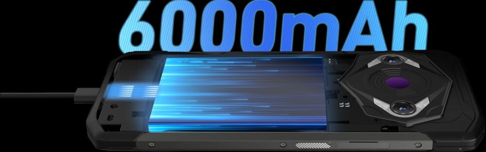 Obraz przedstawia czarny smartfon z widocznym napisem \'6000mAh\' nad nim. Smartfon jest podłączony do ładowania, a na jego tylnej części widać moduł z dwoma kamerami.