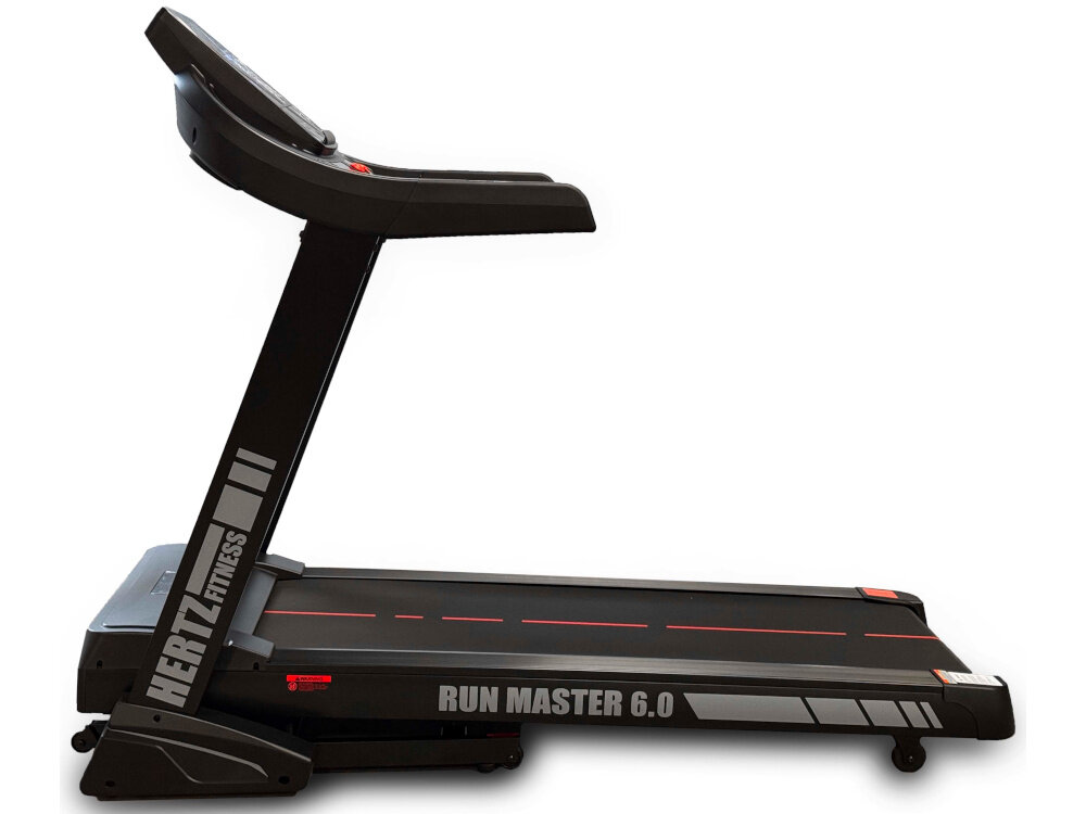 Na obrazie widoczna jest bieżnia elektryczna z napisem \'HERTZ FITNESS\' na ramie oraz \'RUN MASTER 6.0\' na pasie biegowym. Bieżnia ma czarną kolorystykę z czerwonymi i szarymi elementami.