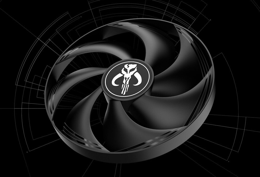 Karta graficzna MSI GeForce RTX 5080 The Mandalorian and Grogu Edition OC 16GB Zbliżenie na pojedynczy czarny wentylator o siedmiu łopatkach z centralnym logotypem przedstawiającym hełm Mandalorianina, wentylatory, wentylacja