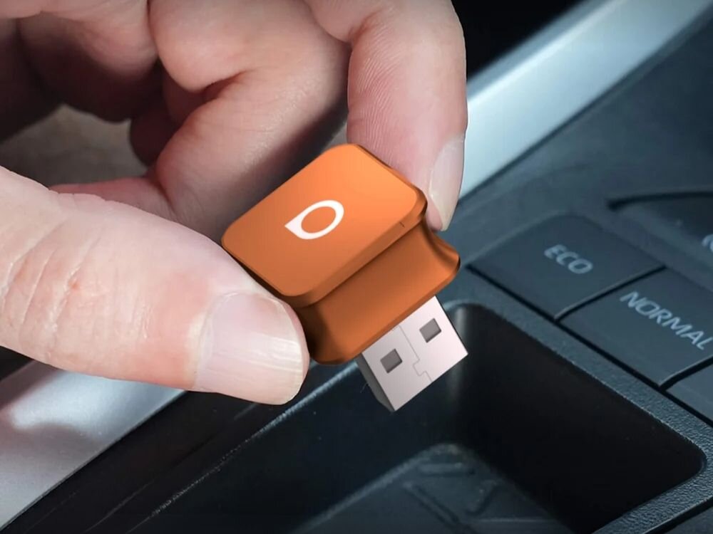 Adapter OTTOCAST CP88-T Mini Cube kompaktowy adapter USB 90 stopni 21,6 mm 8,8 g FOTA iOS 10 Android 11, osoba trzymająca adapter w ręku