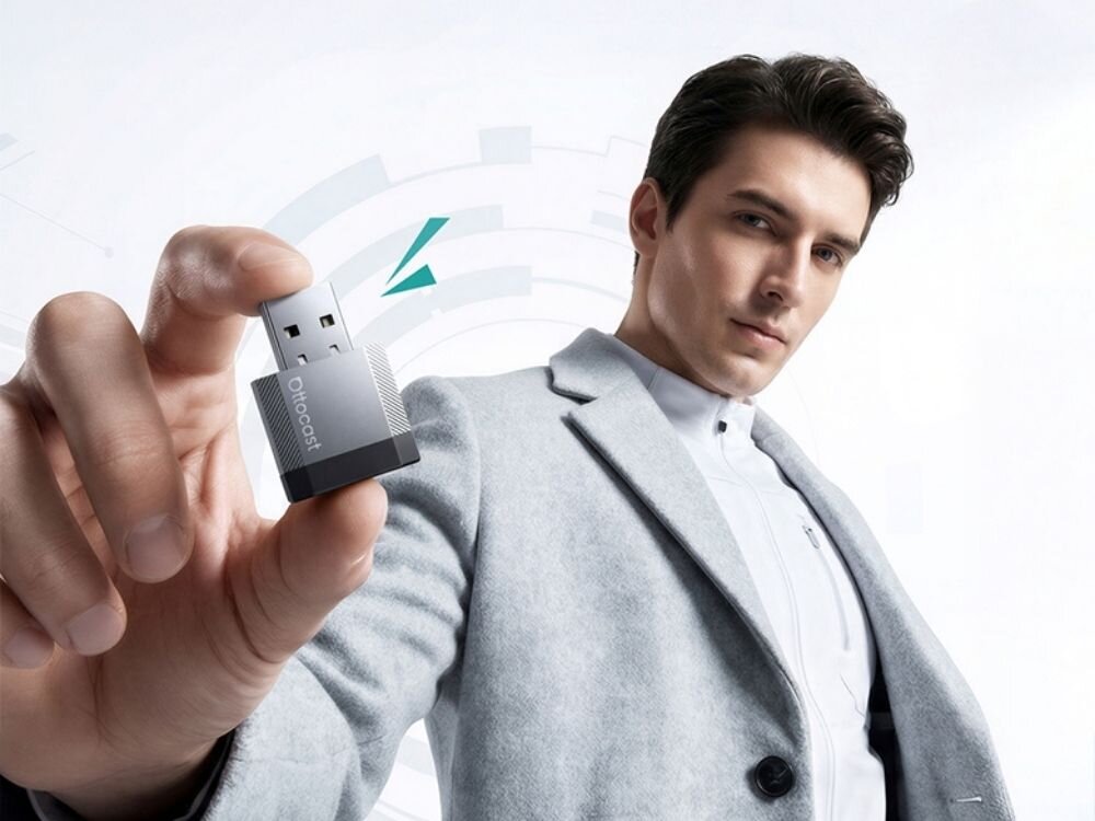 Adapter OTTOCAST Mini Nova auto connect automatyczne ponowne łączenie kompaktowa obudowa mały adapter USB do samochodu, osoba trzymająca adapter w ręku