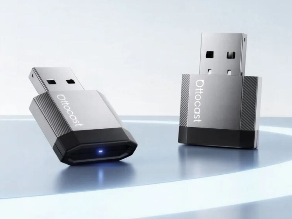 Adapter OTTOCAST CA530-T3 Mini Nova zgodność CarPlay Android Auto iOS 10 Android 11 Android 9 Samsung Google aktualizacje FOTA, adapter w dwóch ujęciach na jasnym podłożu