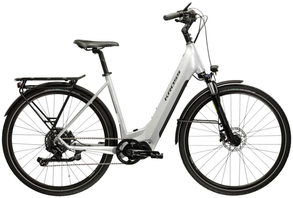 Srebrno-czarny rower elektryczny z napisem \'KROSS\' na ramie, wyposażony w bagażnik i amortyzowany widelec.
