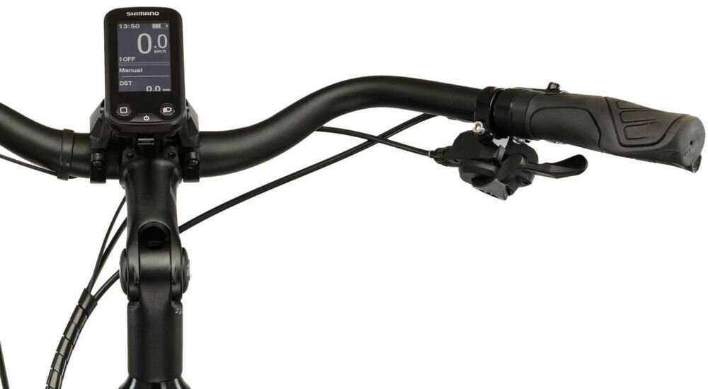 Kierownica roweru z zamontowanym wyświetlaczem marki Shimano, pokazującym dane: 13:50, 0.0, OFF, Manual, DST, 0.0 km. Widoczne są również manetki i przewody hamulcowe.