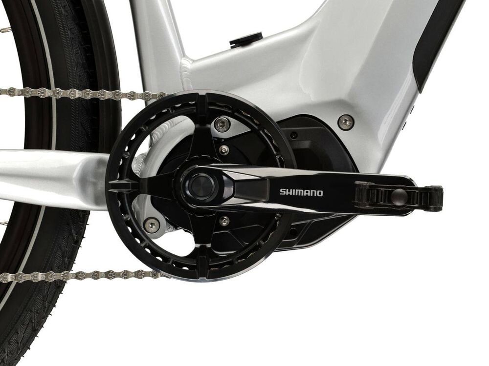 Zbliżenie na mechanizm korbowy roweru z widocznym napisem \'SHIMANO\'.