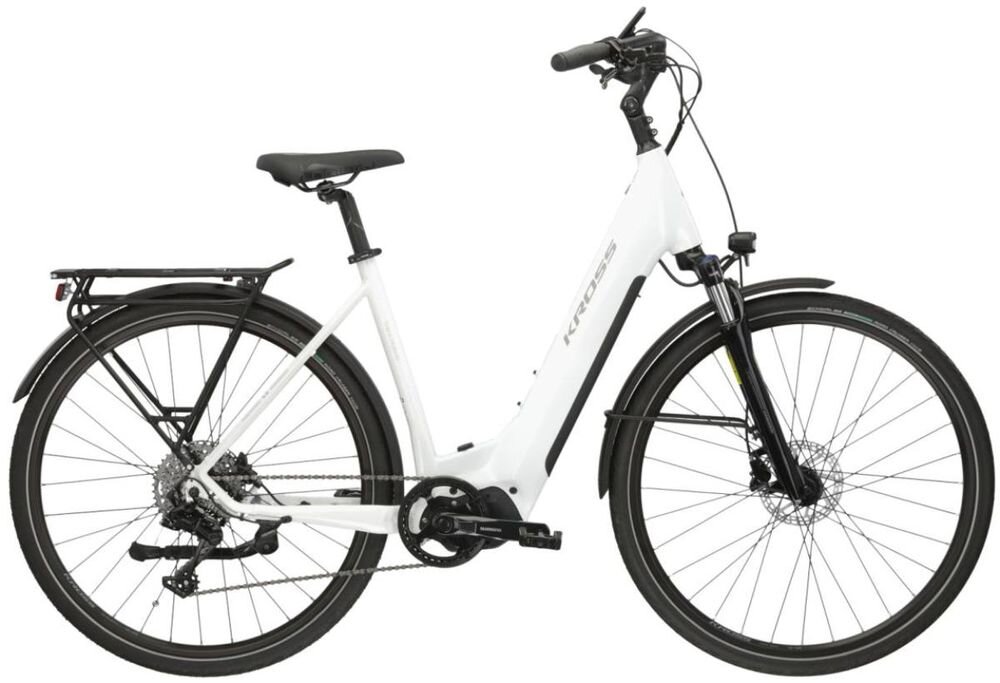 Biało-srebrny rower elektryczny z napisem \'KROSS\' na ramie, wyposażony w bagażnik, błotniki i hamulce tarczowe.