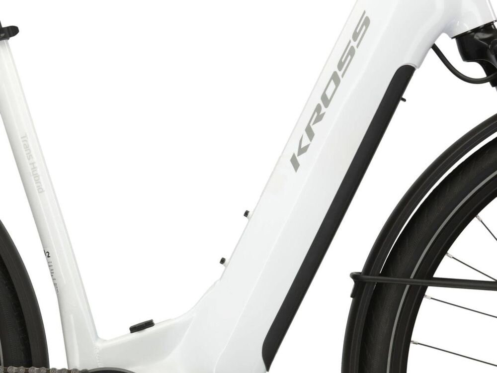 Zbliżenie na ramę roweru elektrycznego w kolorze biało-srebrnym z widocznym napisem \'KROSS\'.
