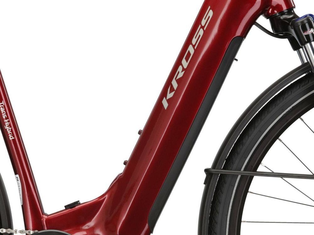 Część ramy roweru w kolorze rubinowym z widocznym napisem \'KROSS\' oraz \'Trans Hybrid\'.