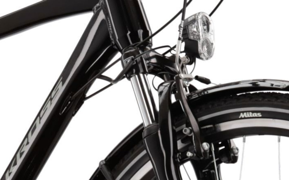 Rower trekkingowy KROSS Trans 4.0 M17 28 cali męski Czarno-szary zbliżenie na amortyzator białe tło  rower typu hardtail przedni amortyzator marki SR Suntour typu M3010 skuteczne tłumienie drgań komfort i stabilność prowadzenia płynne pokonywanie krawężników, kostki brukowej czy nierównego asfaltu wygoda bezpieczeństwo