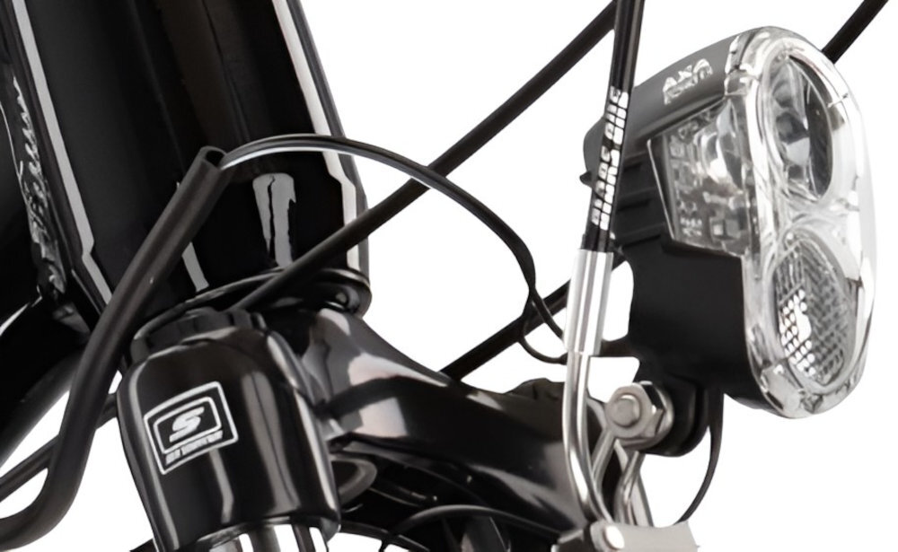 Rower trekkingowy KROSS Trans 4.0 M17 28 cali męski Czarno-szary zbliżenie na przednią lampę przednie oraz tylne światła przednia lampa ma niewielką konstrukcją szeroki strumień światła tylne oświetlenie wyróżnia się wyraźnym sygnałem świetlnym zauważalność z tyłu oraz z boku bezpieczne poruszanie się