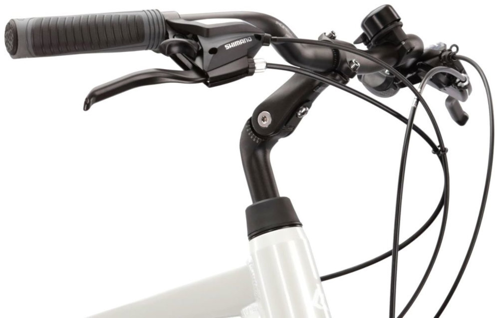 Rower trekkingowy KROSS Trans 4.0 M21 28 cali męski Perłowo-czarny zbliżenie na kierownicę białe tło widok od przodu lekko pod skosem stalowa kierownica KROSS o szerokości 610 mm i średnicy 25,4 mm aluminiowy wspornik KROSS o średnicy 25,4 mm i długości 110 mm stabilny kokpit wygodne ułożenie dłoni 90-milimetrowy wspornik wpływa na sposób ustawienia kierownicy względem sylwetki