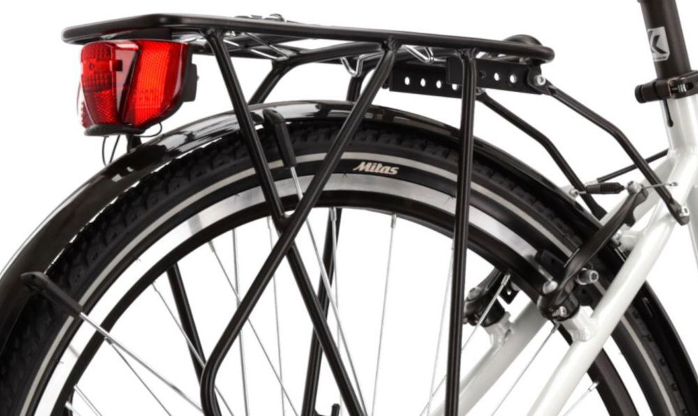 Rower trekkingowy KROSS Trans 4.0 M21 28 cali męski Perłowo-czarny zbliżenie na bagażnik widok od tyłu pod skosem białe tło bagażnik wygodne przewożenie dodatkowego ekwipunku stabilna konstrukcja bezpieczne mocowanie składana stopka zamontowana w centralnym punkcie ciężkości stabilność podczas postoju ciężar pojazdu rozkłada się równomiernie