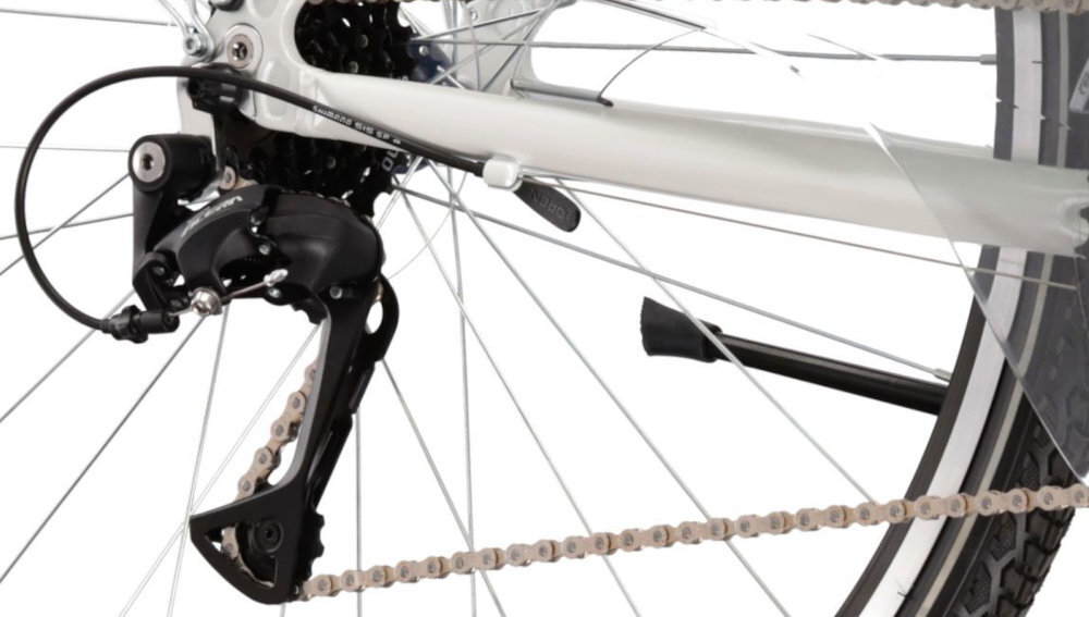 Rower trekkingowy KROSS Trans 4.0 M21 28 cali męski Perłowo-czarny zbliżenie na tylną przerzutkę przerzutki marki SUNRACE 21 przełożeń duża wytrzymałość sprawne działanie zmiana biegów jest płynna i bezproblemowa przednie przerzutki SHIMANO Tourney tylne SHIMANO Acera precyzyjna praca mechanizmu komfort i kontrola