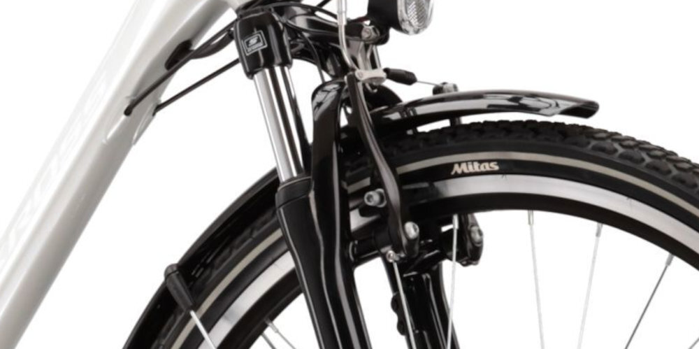 Rower trekkingowy KROSS Trans 4.0 M21 28 cali męski Perłowo-czarny zbliżenie na amortyzator białe tło  rower typu hardtail przedni amortyzator marki SR Suntour typu M3010 skuteczne tłumienie drgań komfort i stabilność prowadzenia płynne pokonywanie krawężników, kostki brukowej czy nierównego asfaltu wygoda bezpieczeństwo
