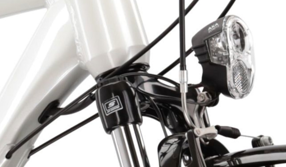 Rower trekkingowy KROSS Trans 4.0 M21 28 cali męski Perłowo-czarny zbliżenie na przednią lampę przednie oraz tylne światła przednia lampa ma niewielką konstrukcją szeroki strumień światła tylne oświetlenie wyróżnia się wyraźnym sygnałem świetlnym zauważalność z tyłu oraz z boku bezpieczne poruszanie się