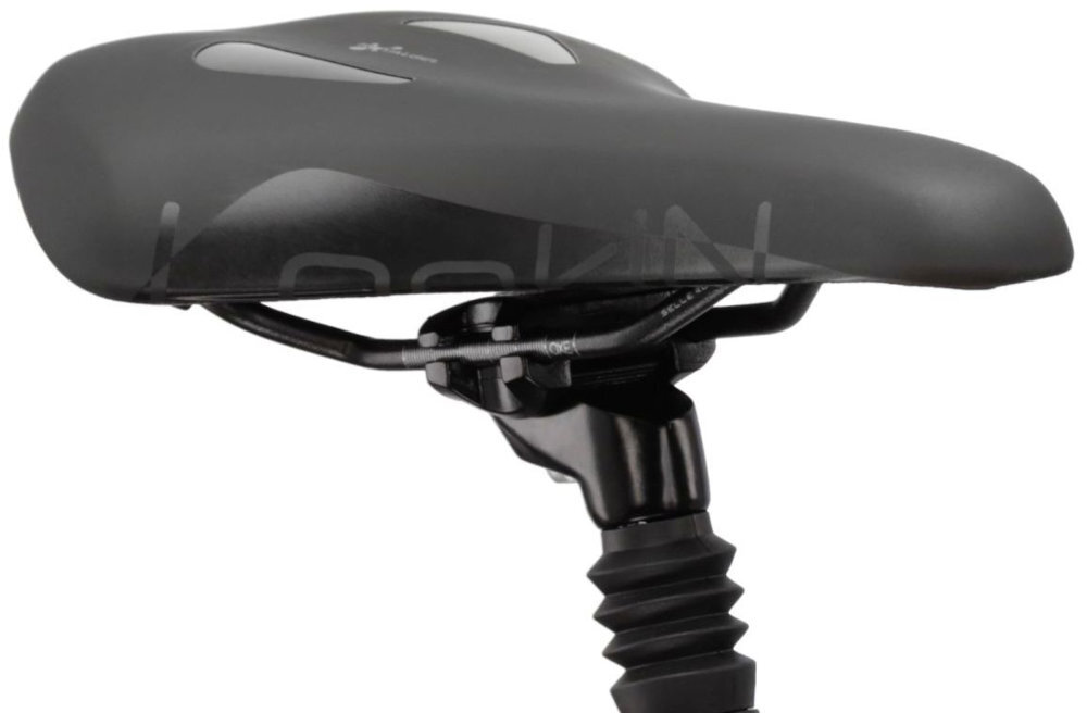 Rower trekkingowy KROSS Trans 4.0 M21 28 cali męski Perłowo-czarny siodełko na białym tle widoczne z boku lekko pod skosem Selle Royatl o trekkingowej konstrukcji sztyca KROSS o wymiarach 27,2 × 350 mm trekkingowa konstrukcja stabilna i komfortowa pozycja długość umożliwia właściwe dopasowanie ustawienia