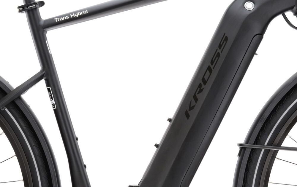 Zbliżenie na ramę czarnego matowego roweru elektrycznego z widocznym napisem \'Trans Hybrid\' oraz logo \'KROSS\'.