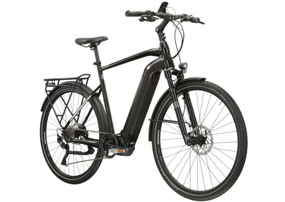 Czarno-grafitowy rower elektryczny z dużymi kołami, wyposażony w bagażnik i przednie światło. Na ramie widoczne jest logo \'KROSS\'.