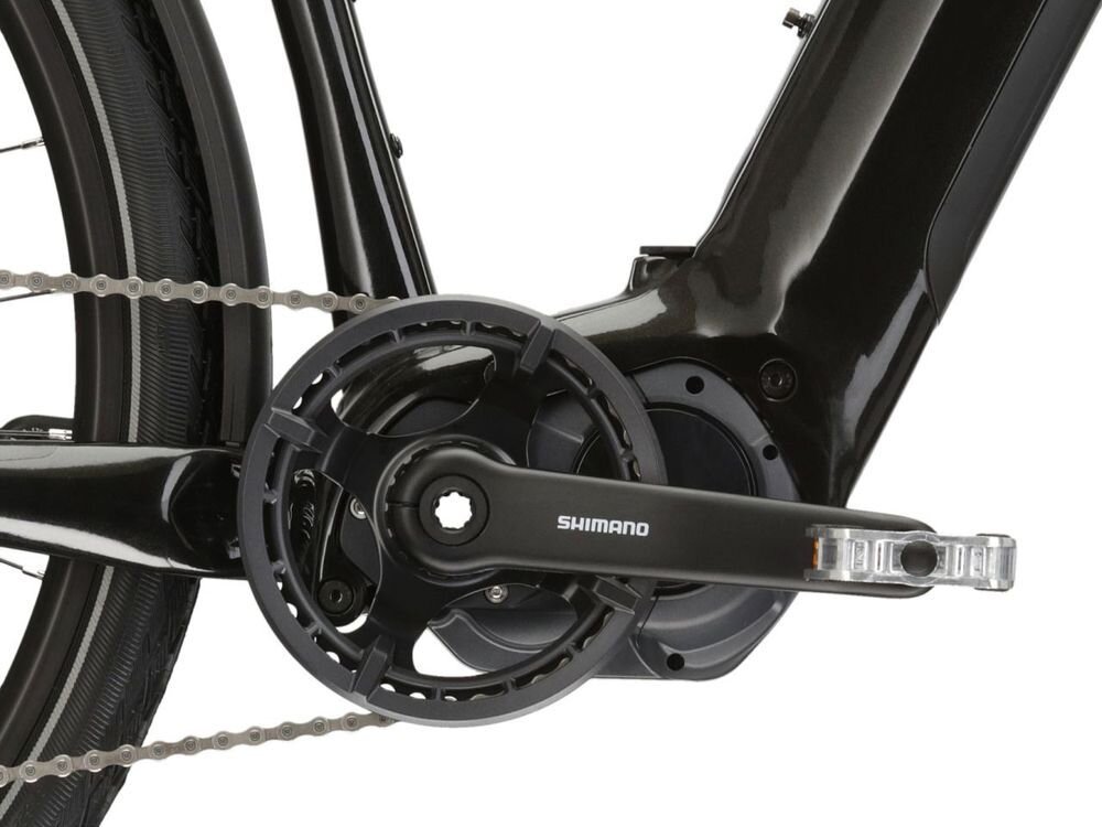 Zbliżenie na mechanizm korbowy roweru z widocznym napisem \'SHIMANO\'.
