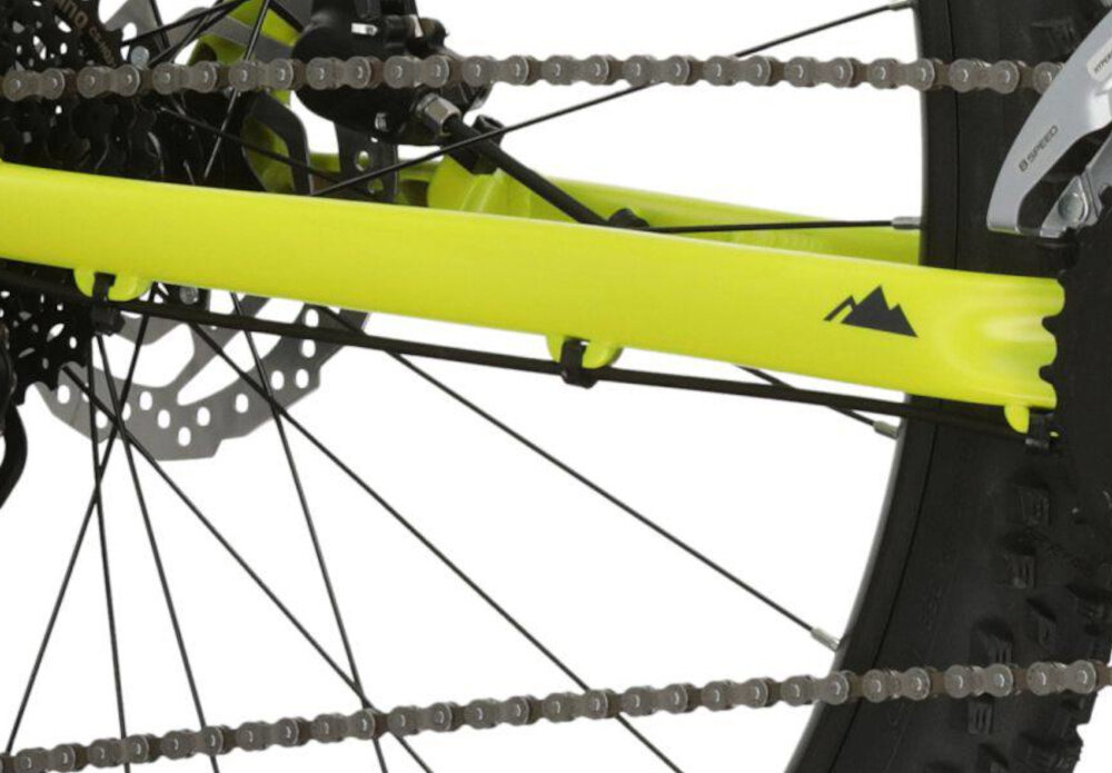 Rower górski MTB KROSS Level 1.0 M22 29 cali męski Limonkowo-czarny mat zbliżenie na łańcuch łańcuch marki YBN typu S8 odpowiednia konstrukcja ogniw wspiera płynną współpracę z kasetą i zębatkami bardziej równomierne przenoszenie mocy mniejsze zużycie pozostałych elementów napędu