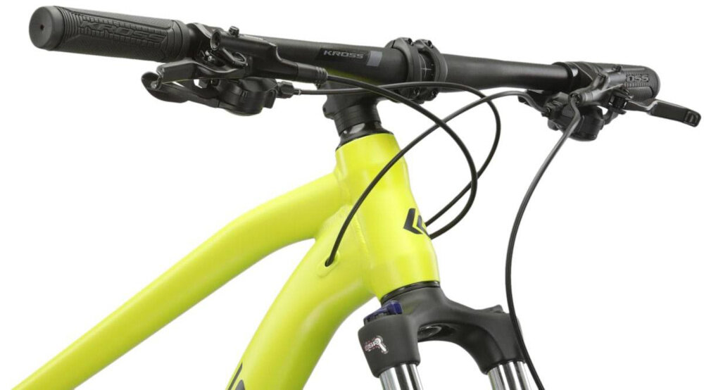 Rower górski MTB KROSS Level 1.0 M22 29 cali męski Limonkowo-czarny mat kierownica na białym tle widoczna od przodu aluminiowa kierownica o wymiarach 740 x 31,8 mm precyzja prowadzenia i swoboda manewrowania kontrolowanie toru jazdy aluminiowy wspornik KROSS 80 mm 31.8/17° dopasowanie ustawienia