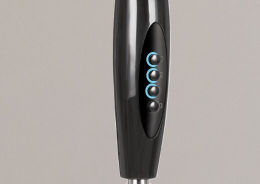 Zbliżenie na statyw wentylatora stojącego MWP-15/C. Na nim przyciski do regulacji nawiewu.