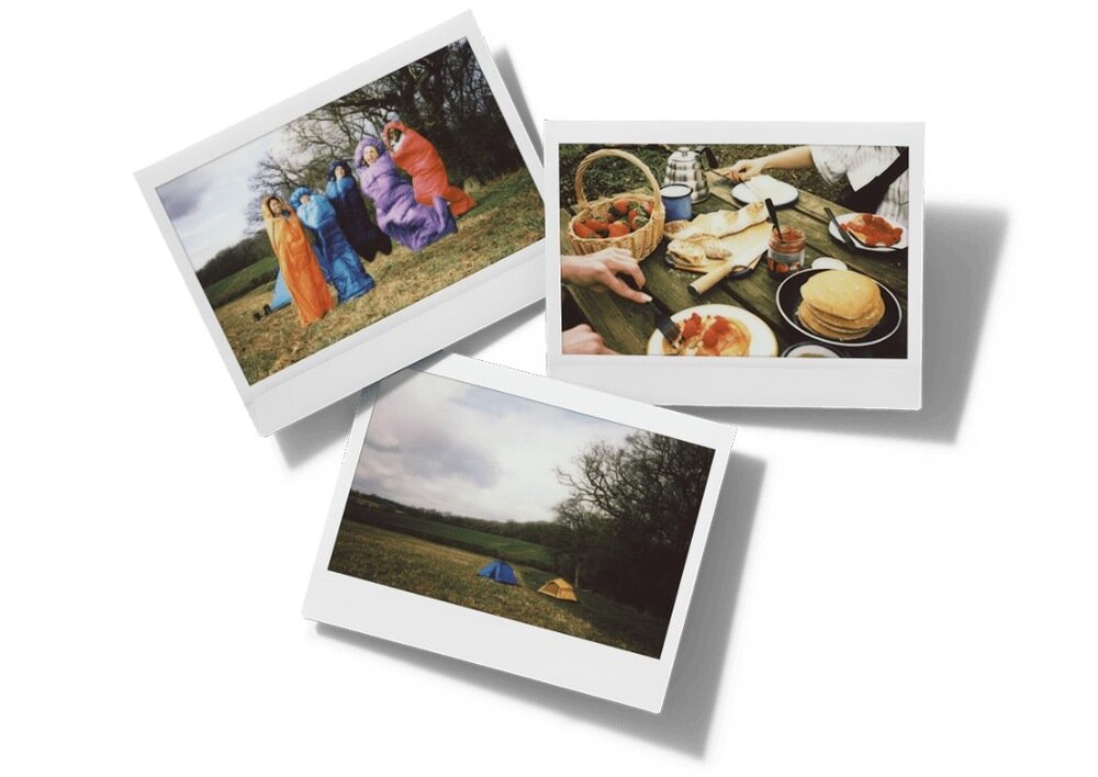 Trzy zdjęcia w formacie polaroid przedstawiają: grupę osób w kolorowych śpiworach na polu, stół piknikowy z jedzeniem oraz krajobraz z dwoma namiotami na łące.