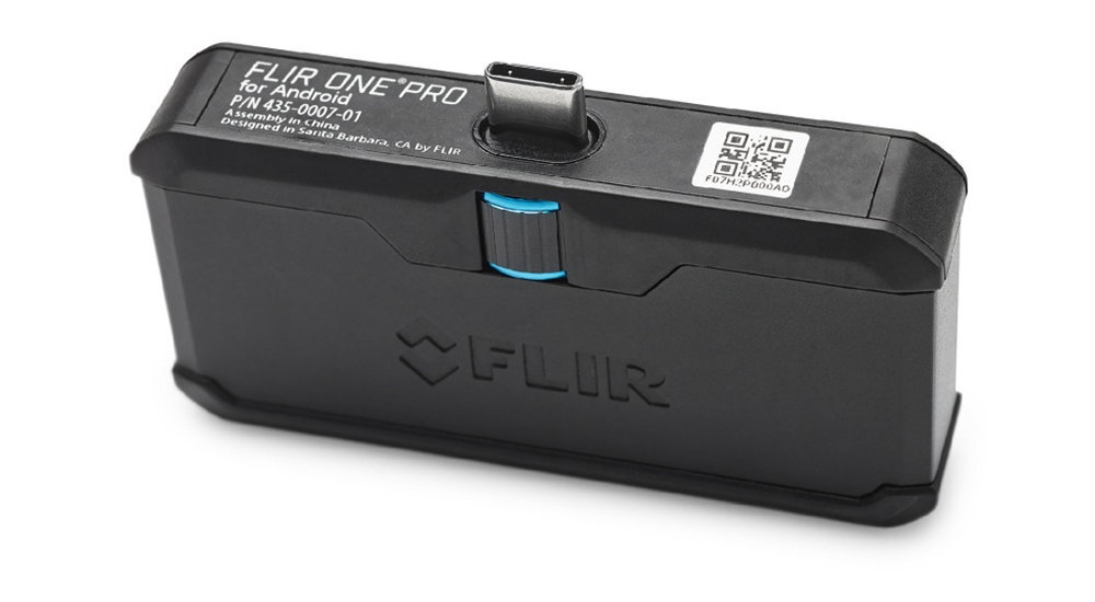 FLIR ONE Pro system MSX podwójny moduł kamer: termiczną i światła widzialnego HD termogramy o dużej wyrazistości Ulepszona rozdzielczość termiczna instalacjach elektrycznych i systemach grzewczych - kamera od góry na białym tle