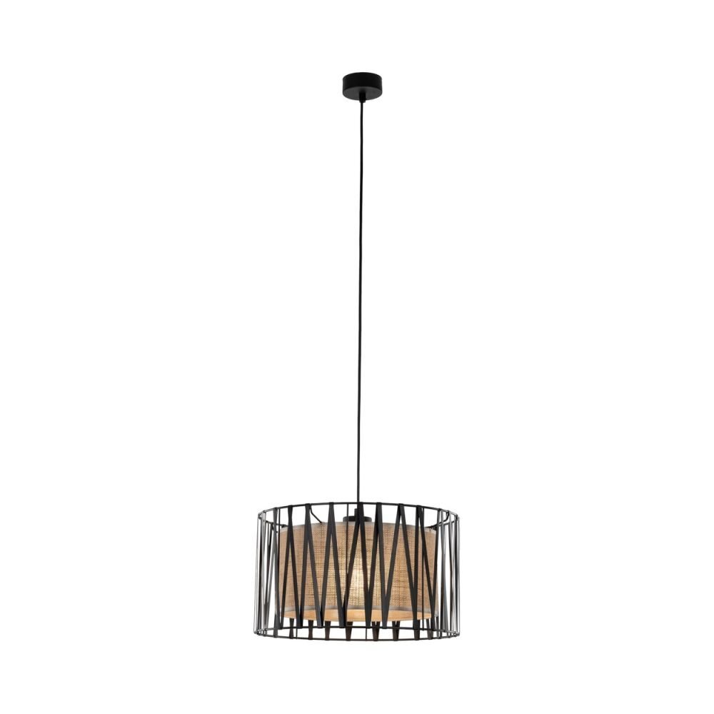 Lampa wisząca z czarnym metalowym kloszem o geometrycznym wzorze, wewnątrz którego znajduje się brązowy element z juty, zawieszona na długim czarnym przewodzie.